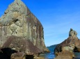 巨岩と夏の海