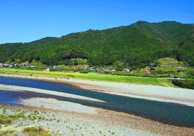 夏の熊野川と里山