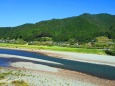 夏の熊野川と里山