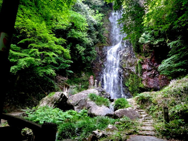 涼しいそよ風が吹いてくる滝