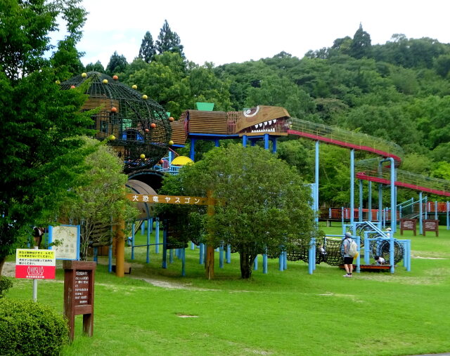 山の遊園地に住んでいる恐竜