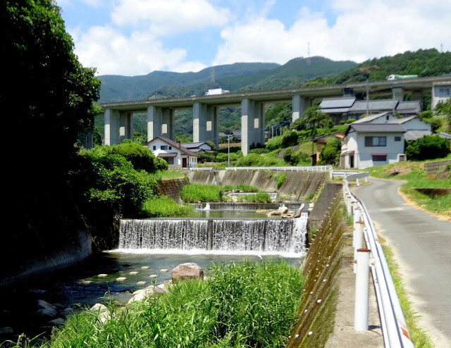 山里を走る長崎自動車道