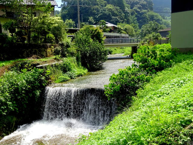 里の集落を流れる小川