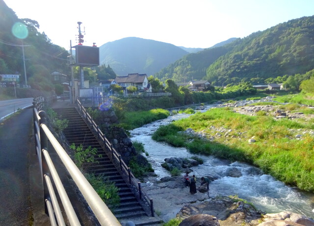 川辺の集落と西日の嘉瀬川