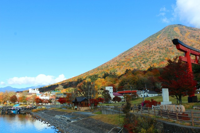 秋の男体山