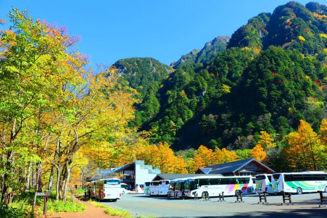 秋の上高地のバス停