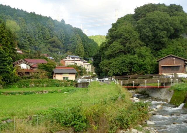 山間過疎地へ続く橋と道