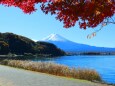 秋の河口湖と富士山