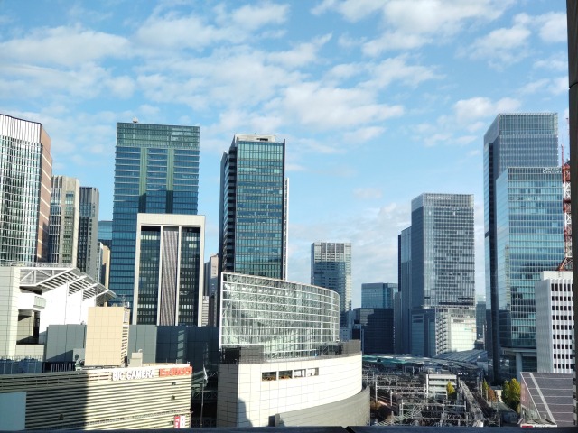 偽物の青空と白い雲