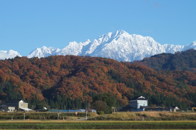 紅葉の山と雪の剣岳