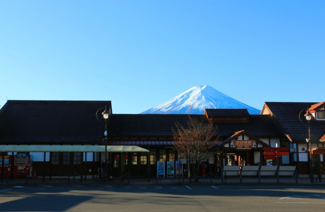 河口湖駅と富士山