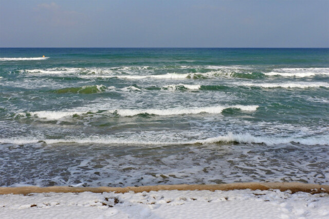 冬の日本海 雪の海岸