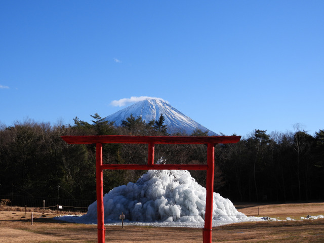 鳥居の上に富士山