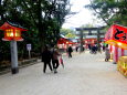 夕暮れ近く 都会の神社参道