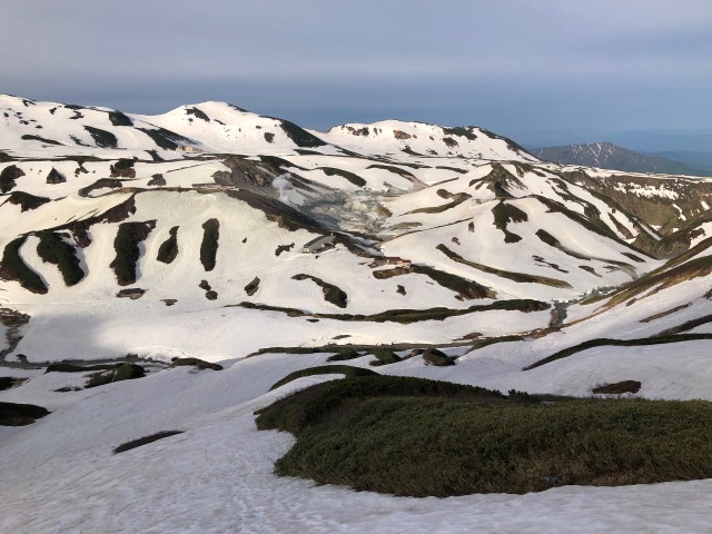 朝の室堂を望む