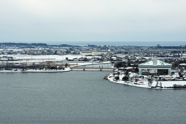 雪の東郷池