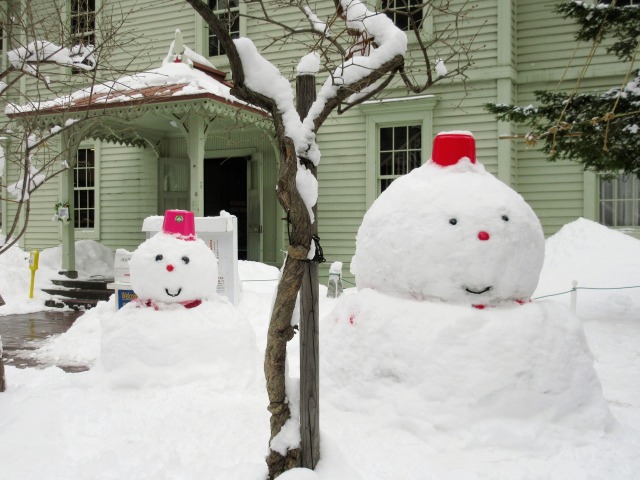 街角で微笑む雪だるま