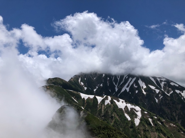 夏雲に呑まれる