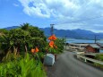 夏の海に続く散歩道