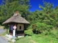かやぶき屋根のバス停