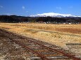廃線と雪山