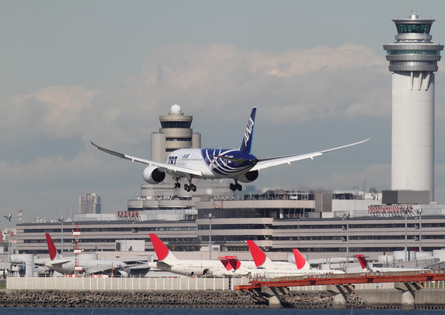 B787 haneda landing