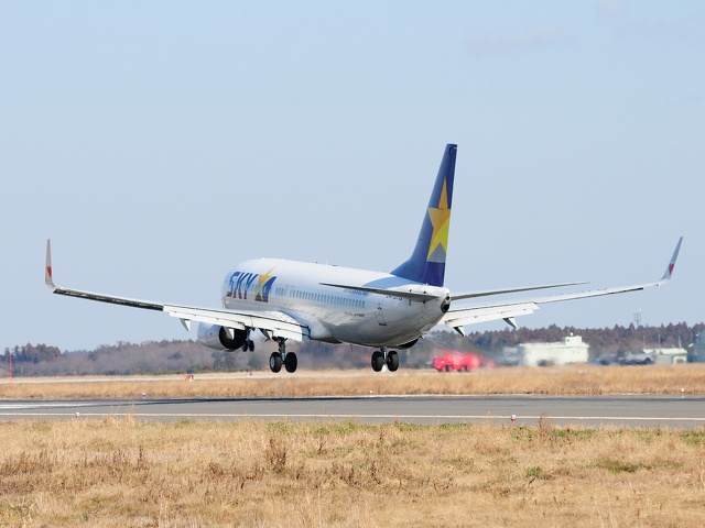 着陸態勢のSKYMARK B737-800