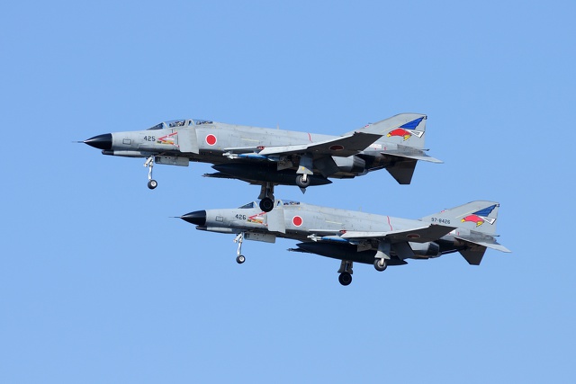 着陸態勢のF-4EJ改ファントム