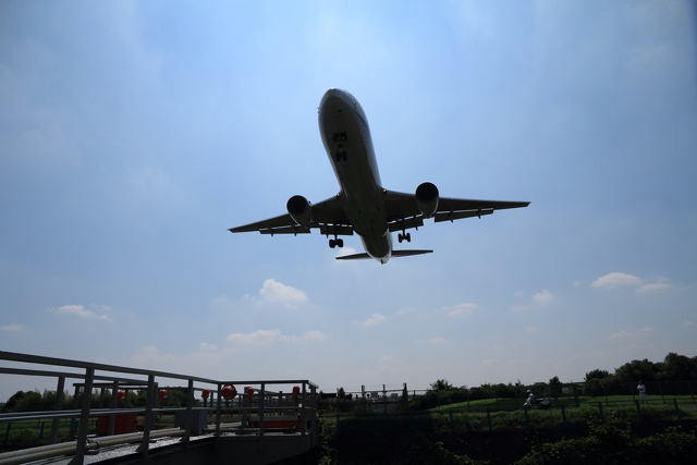 千里川堤防から見る飛行機