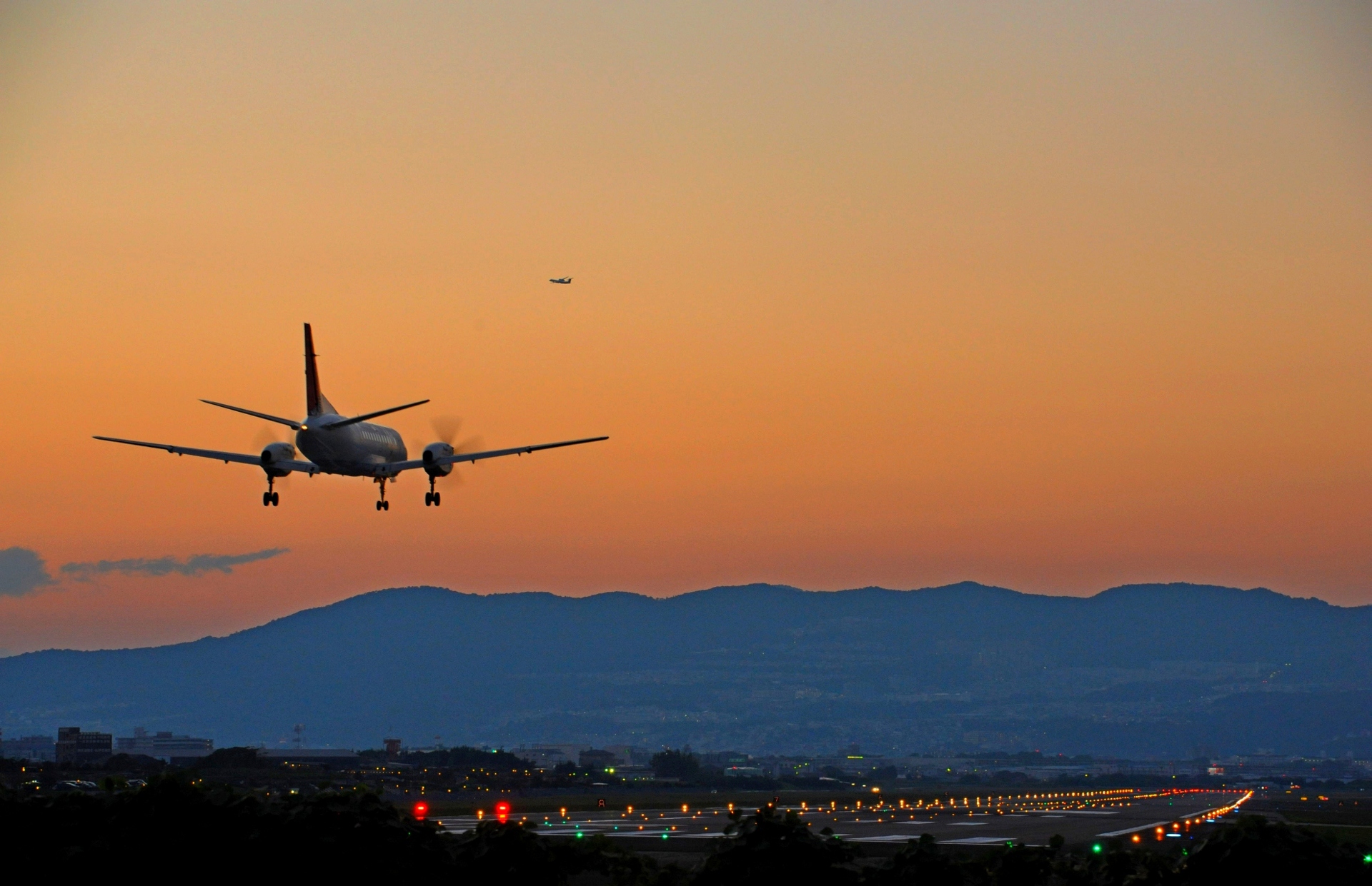 航空機 夕方のlanding 壁紙19x1241 壁紙館