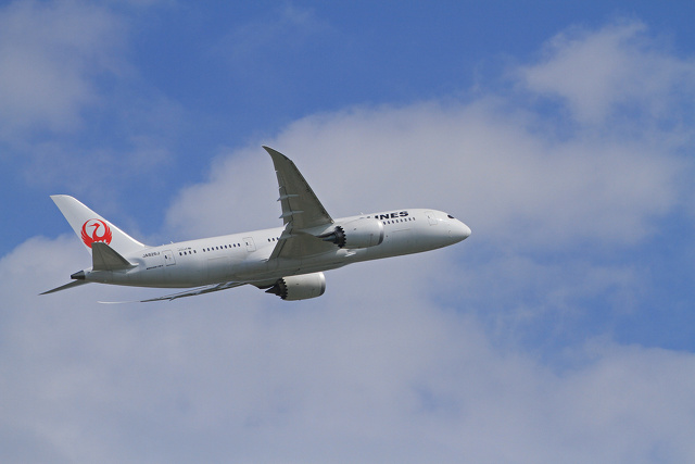 B787 JA826J