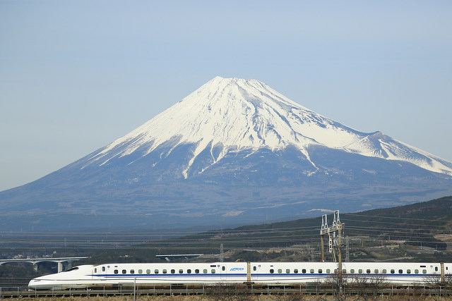 曇り時の富士山と新幹線