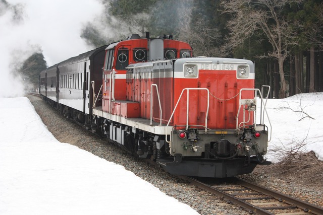 陸羽東線 C11走る 支援機動車