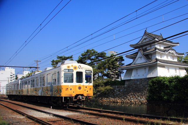 城下町を走る電車