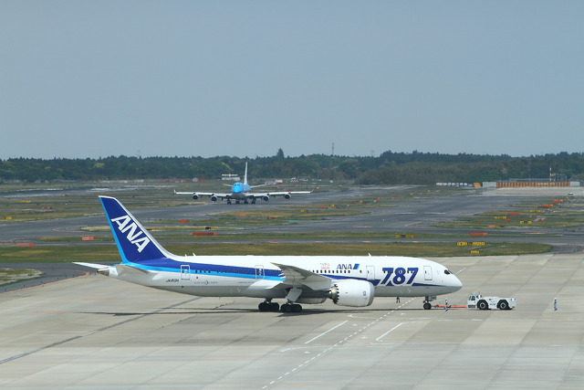 B787 JA813A