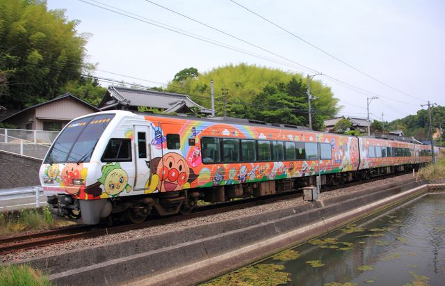 アンパンマン列車(オレンジ)