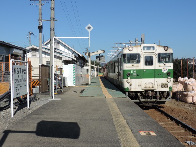 烏山駅充電設備の下のキハ40