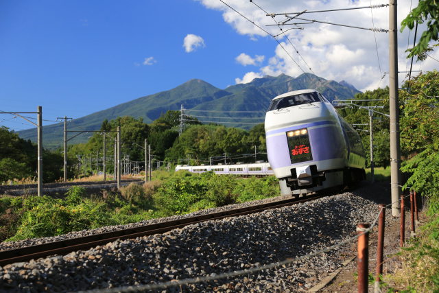 八ヶ岳とスーパーあずさ