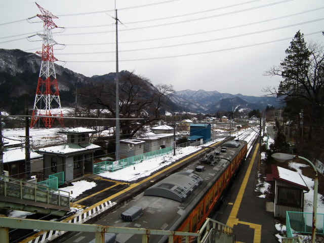 送電線の無人駅