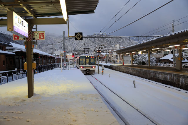 雪の嵯峨嵐山駅