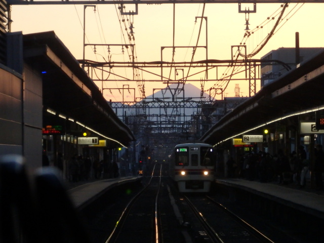 夕暮れの京王線と富士山