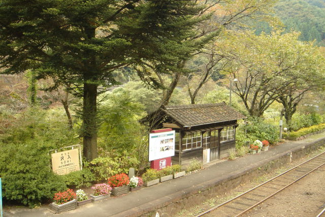 山間の駅の小さな待合室