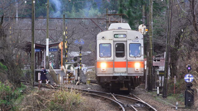 駿河徳山駅を出発