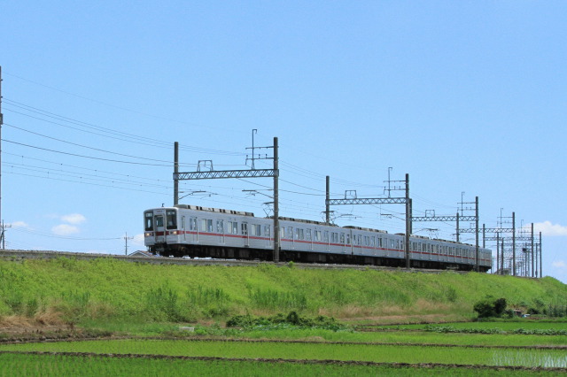 築堤上の東武10000系