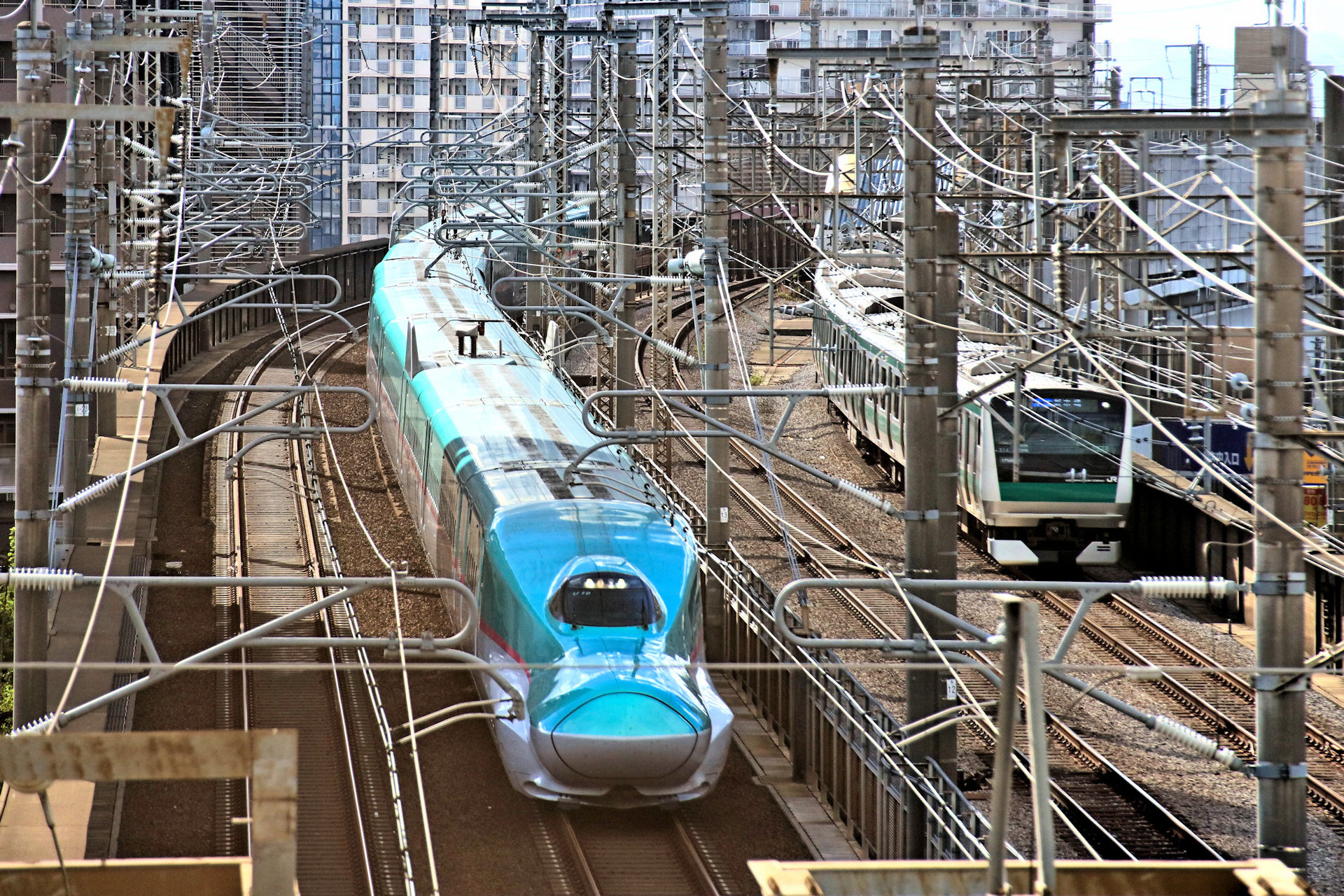 鉄道 新幹線 E5はやぶさと併走埼京線車両 壁紙19x1280 壁紙館