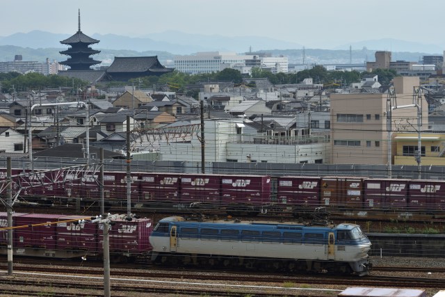 京都を往く貨物列車