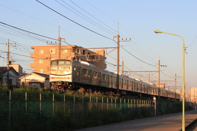 朝日に向かって走る205系