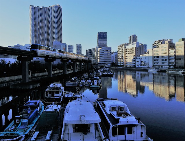 芝浦の朝を走る東京モノレール