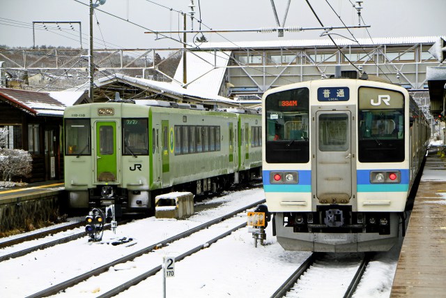 雪の小淵沢駅