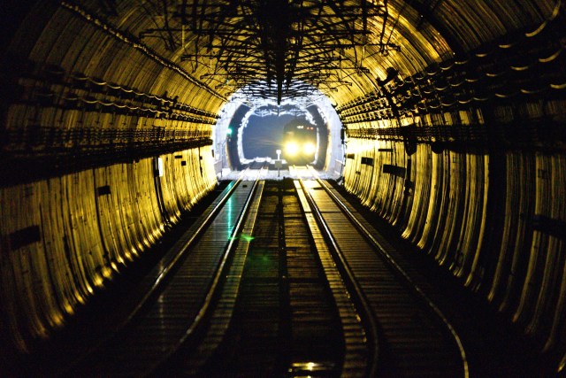 トンネルを往く